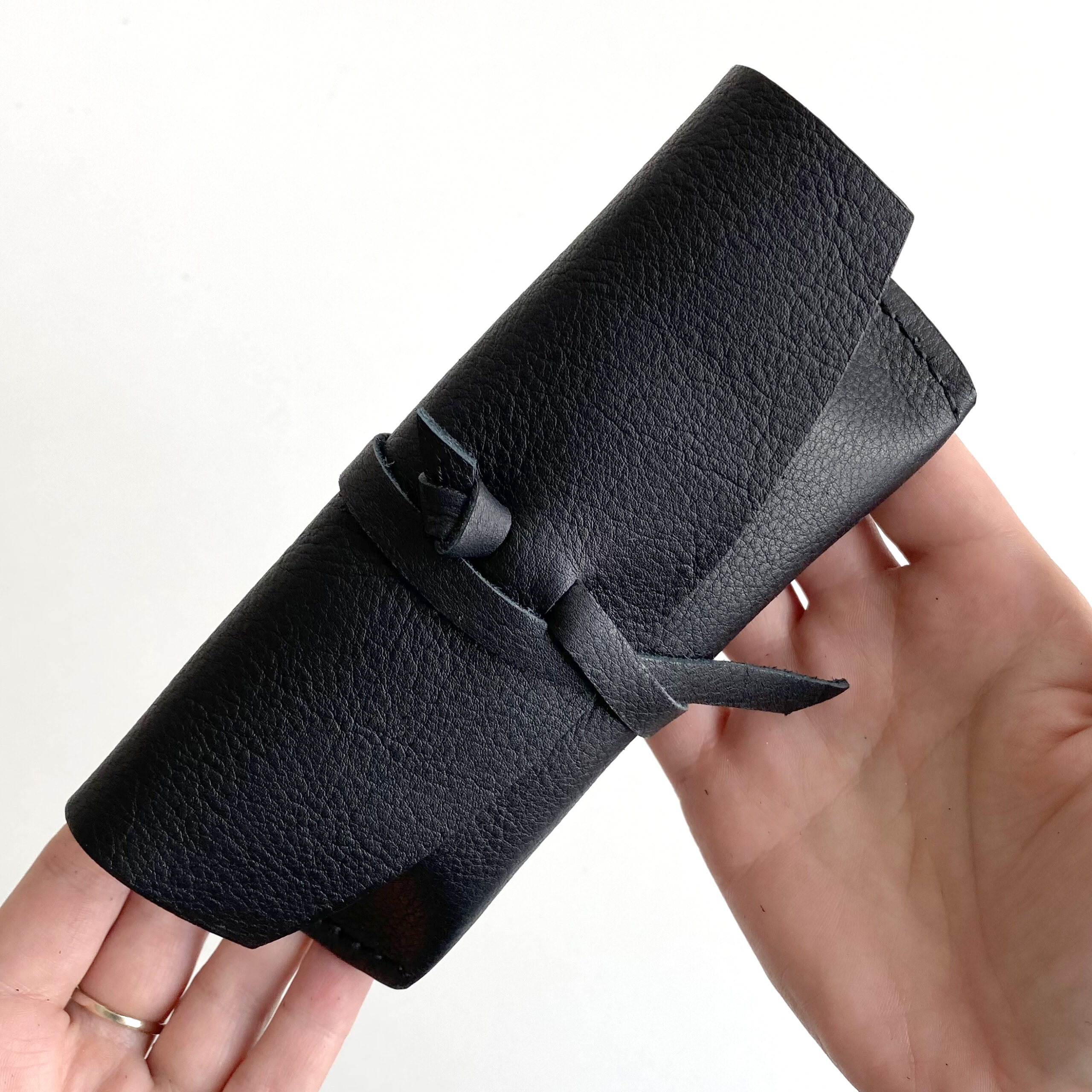 okulary_black Etui na okulary z skóry naturalnej w kolorze czarnym. Zestaw DIY Akademia Krawiectwa "Self-Made"