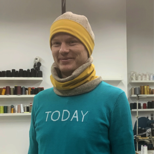 Kursant na warsztatach szycia czapki i komina