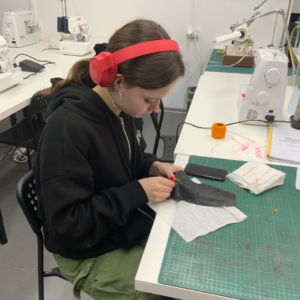 Kursantka w trakcie nauki szycia ręcznego