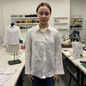 Kursantka w uszytej przez siebie koszuli