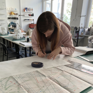 Kursantka w trakcie kopiowanie wykroju