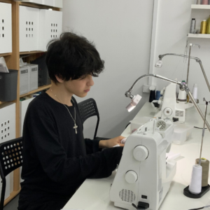 Kursant w trakcie szycia koszuli