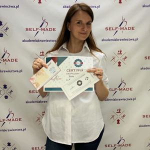 Kursantka po ukończonym Kursie szycia od podstaw z użyciem gotowych wykrojów