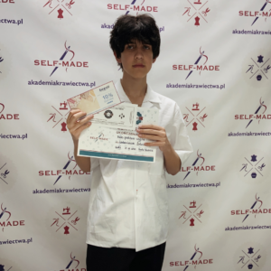 Kursant w samodzielnie uszytej koszuli