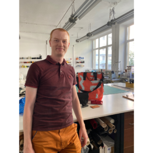 Kursant z efektami pracy na kursie kaletniczym